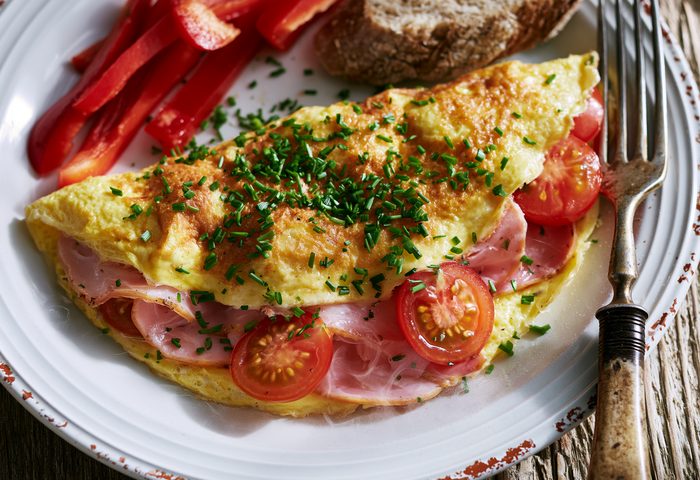 Omlet z szynką i pomidorkami