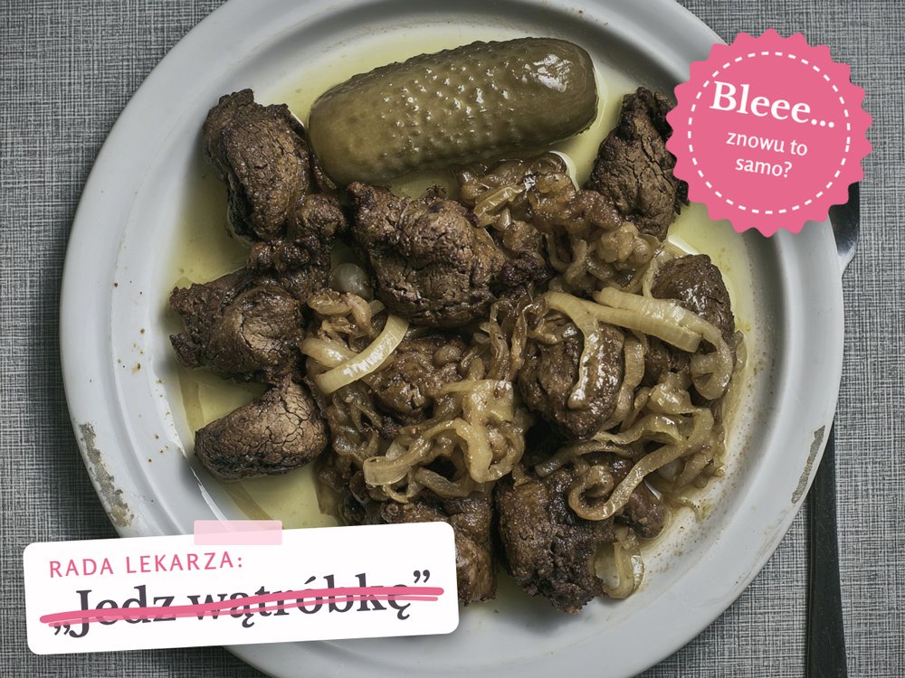 Smażona wątróbka z cebulą i ogórkiem kiszonym na talerzu, przekreślona rada lekarza „Jedz wątróbkę” i naklejka „Bleee… znowu to samo?”